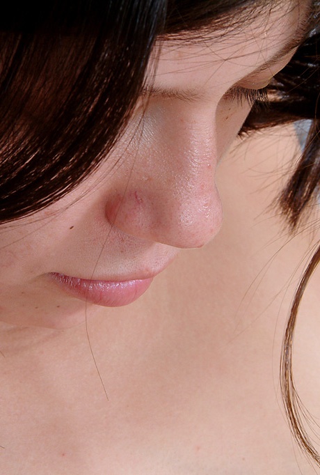 Сочные половые губки латиноамериканки Нэнси окружены ее густым волосатым кустом 7