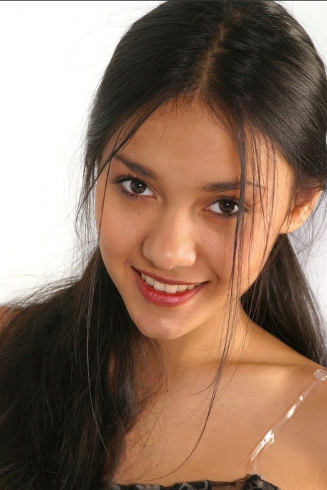 Красивая индийская девушка Сабин полностью раздевается на растрепанной кровати 5