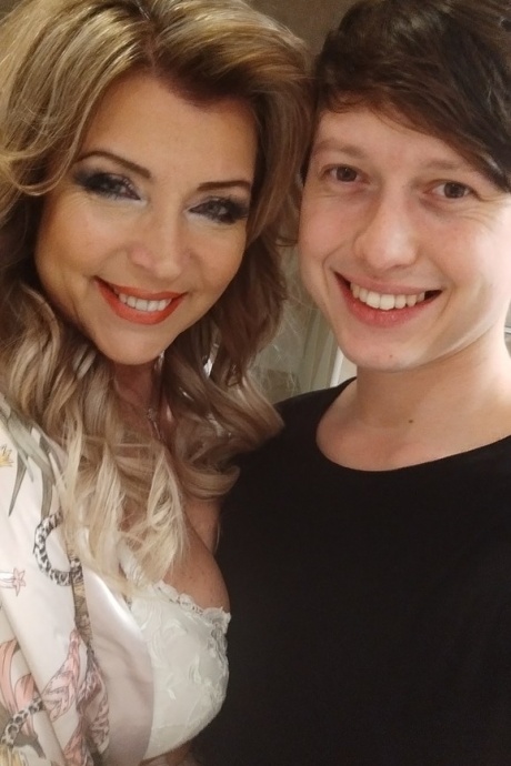 Белокурая пума Джанетт занимается сексом на кровати со своим гораздо более молодым любовником 1