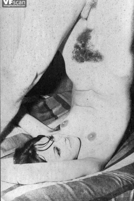 Богини винтажного порно с волосатыми кисками обнажают свои возбужденные дырочки для хорошего траха 8