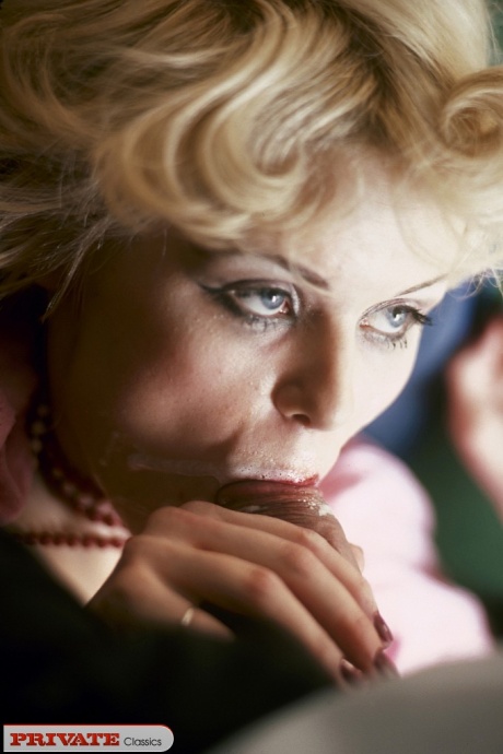 Белокурая секретарша из семидесятых соблазняет своего босса на секс в офисе 10