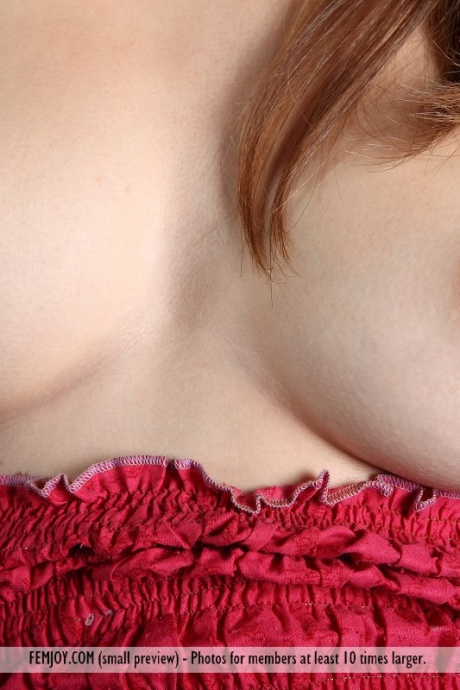 Молодая брюнетка Даника с идеальными упругими сосками распростерлась голышом на полу 1