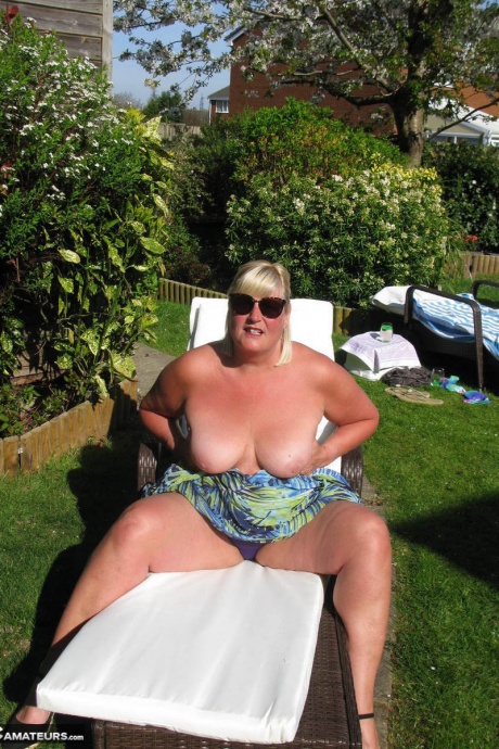 Толстая зрелая женщина Крисси Ук сосет член после своего дебюта обнаженной во дворе 12