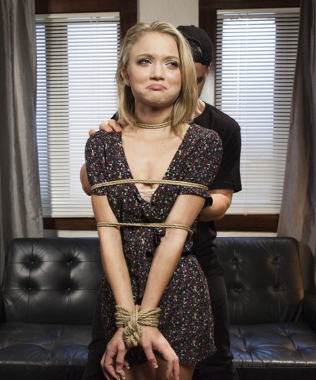 Молодую блондинку связывают веревкой перед вагинальным и анальным проникновением 2