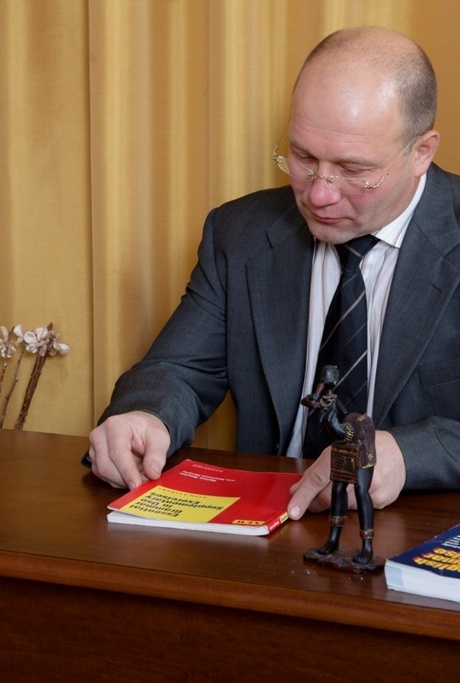 Молодая блондинка трахается киской в рот со своим старым учителем в милых носках 1