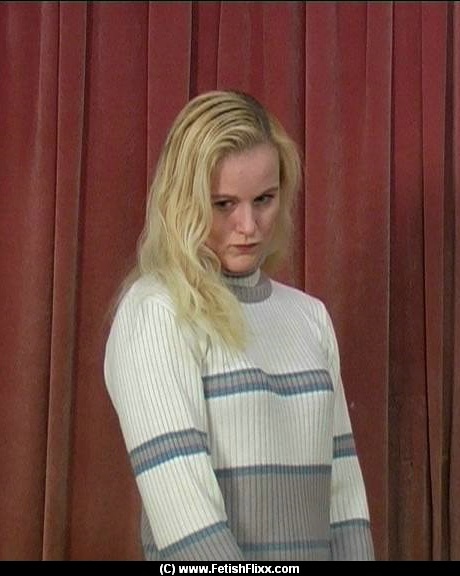 У молодой блондинки покраснела голая задница во время порки палками 1