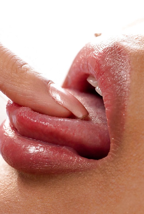 Соблазнительная азиатская шлюшка раздевается и показывает свои товары крупным планом 13