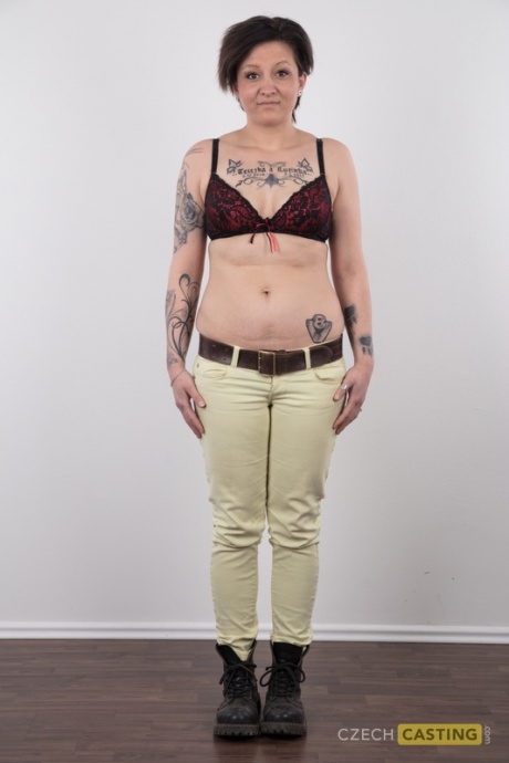 Татуированная любительница Миса показывает свою подстриженную киску после полного раздевания 3