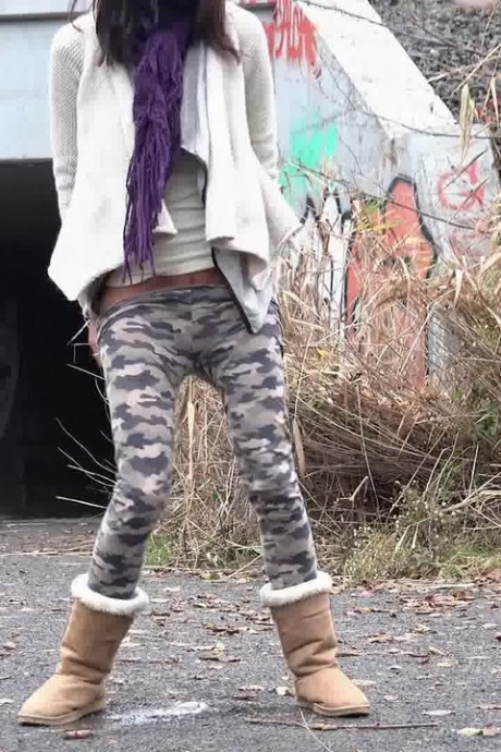 Эвелин Нил стягивает леггинсы, чтобы пописать 14