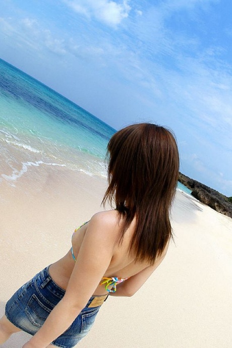 Японская молоденькая Чикахо Ито позирует обнаженной на пляже в бикини 2