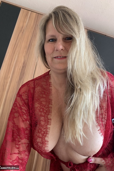 Зрелая блондинка-любительница сладкой Сузи снимает халат, чтобы позировать обнаженной в белых чулках 15