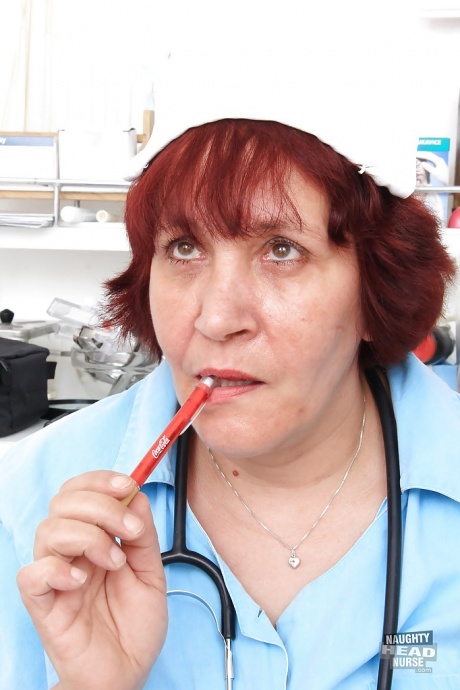 Пикантная красотка Манька растягивает свою маленькую вагину на камеру! 1