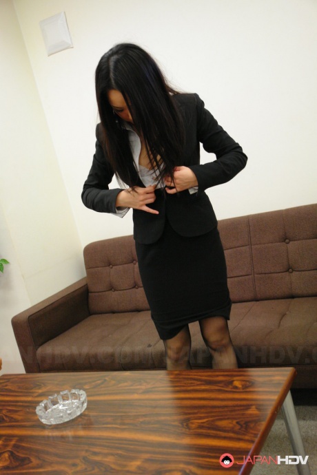 Японская бизнесвумен Ай Мидзусима задирает юбку, чтобы потрахаться пальцами 15
