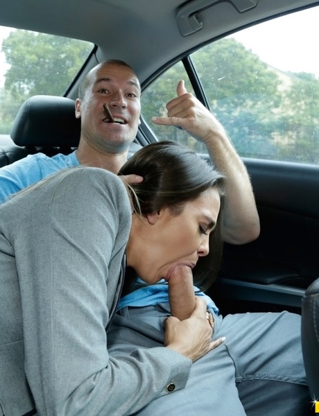 Мамаша в сексуальных чулках делает минет в машине, прежде чем трахнуться раком дома 1