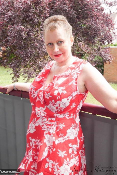 Зрелая шикарная любительница София обнажает свою большую задницу и киску в красных туфлях на каблуках 1