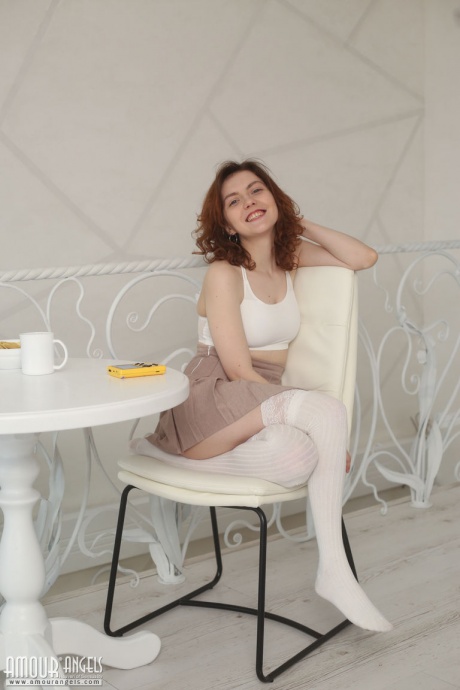 Сладкая молоденькая милашка позирует в чулках и раздевается догола, игриво демонстрируя свои 1