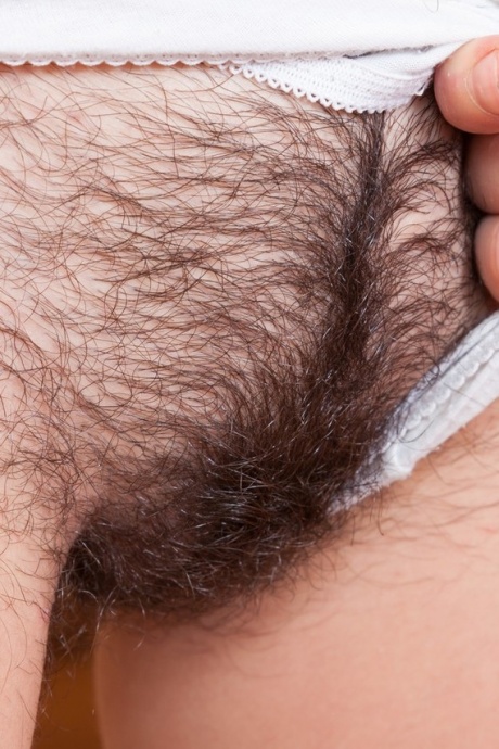 Любительская Далила снимает джинсовые шорты, чтобы трахнуть и кончить в свою волосатую киску 5