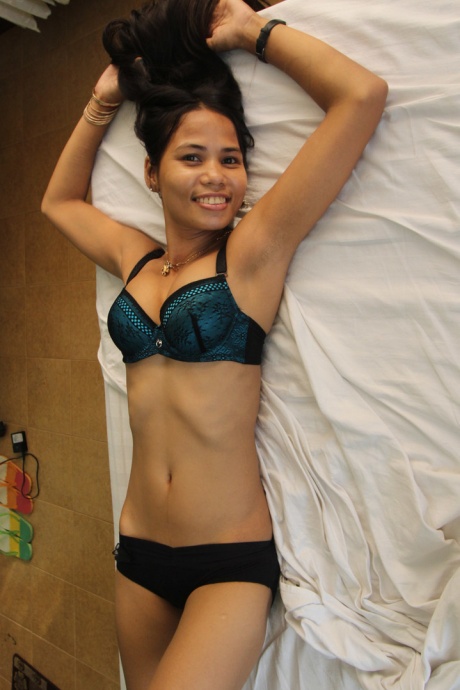 Азиатская любительница Энни сливает сперму со своего куста после траха от первого лица 4