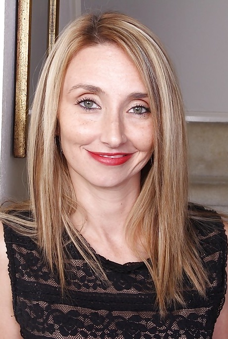 Белокурая красотка Хайди Ван Мур представляет свое худенькое обнаженное тело на камеру 2