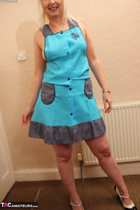 Британская любительница Трейси Лейн занимается сексом от первого лица в спальне 1