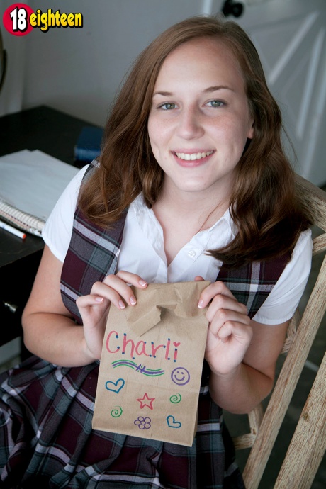 Школьница Чарли Маверик снимает свою униформу во время сольного выступления 3