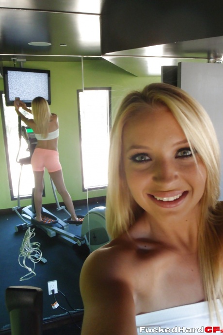 Горячая блондинка-подросток Алисса делает сексуальные селфи не обнаженной у себя дома 7