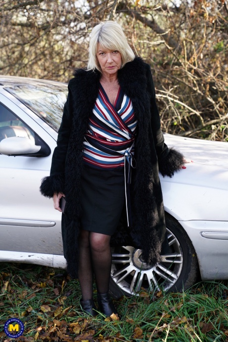 Зрелая блондинка съедает банан перед групповухой в сельской местности 1