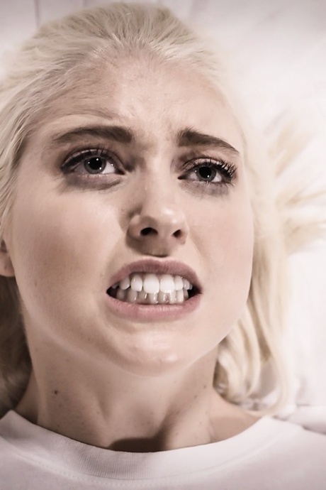 Молоденькая платиновая блондинка Хлоя Черри трахается со своим черным отчимом 7