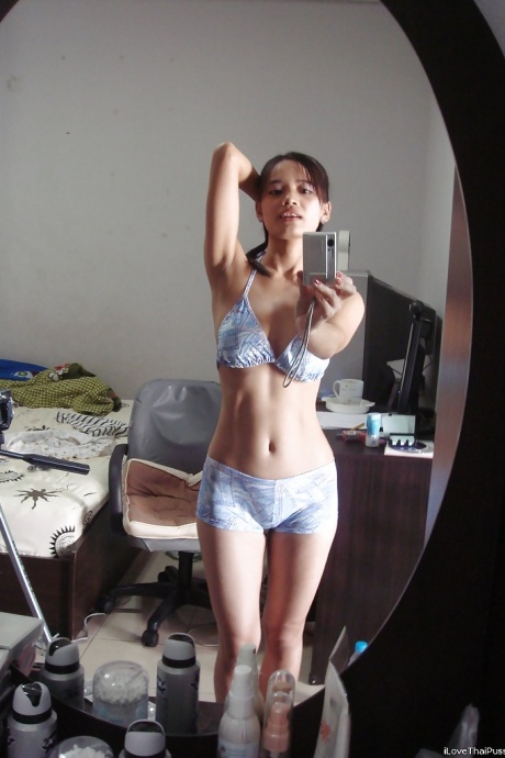 Игривая азиатская красотка Лана делает селфи, демонстрируя подстриженную киску и дроча пальцами 1