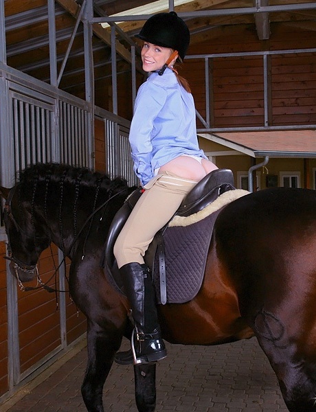 Возбужденная молодая любительница верховой езды Райанн трахается раком с конюхом 1