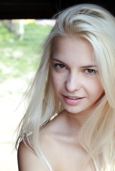 Русская блондинка Леони позирует полностью обнаженной в сарае 12