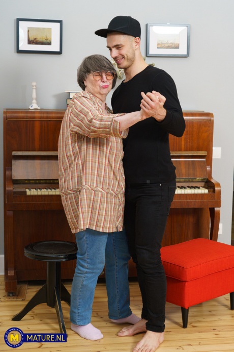 Бабуля с избыточным весом Шарон Амор вступает в половую связь с молодым человеком 2