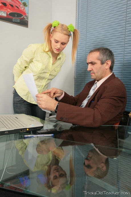 Молодо выглядящая девушка получает сперму на язык после секса со своим старым учителем 1