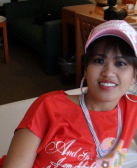 Азиатская любительница получает сперму в открытый рот после того, как отсосала член в бейсболке 5