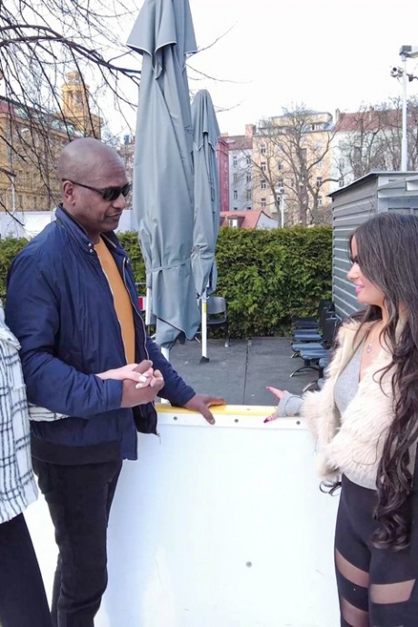 Барби Мэдди Используется, Сжимается в кулаках и трахается с Би-би-Си, Сцена 01 1