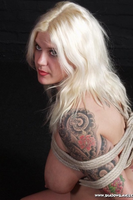 Татуированную блондинку с отвисшей грудью связывают веревкой в обнаженном виде 6