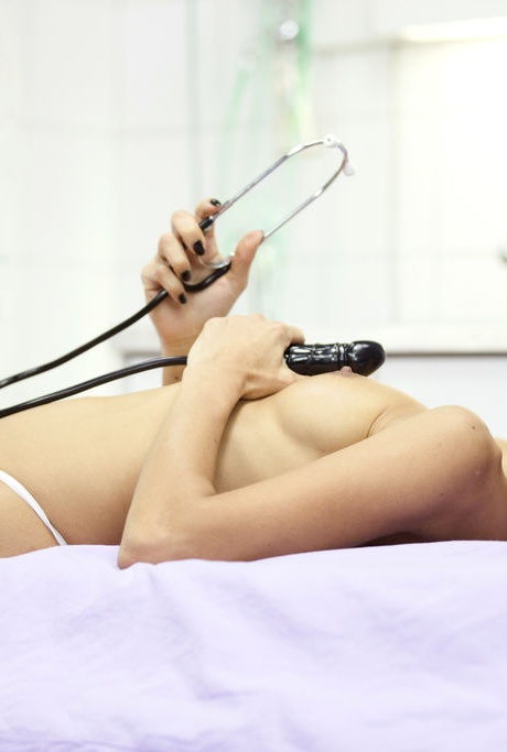 Латиноамериканская медицинская работница Вероника Лил мастурбирует на работе, пока не кончает 10