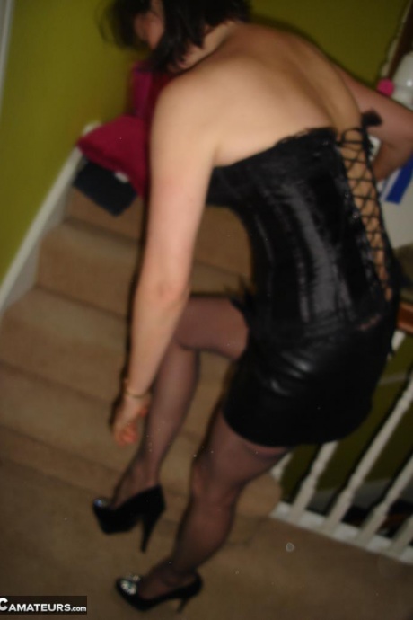 Пожилая любительская женщина шлюха шотландец Сьюзан дрочит дилдо своему бобру, прежде чем дать головку 4