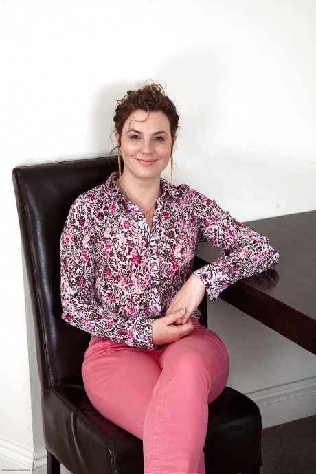 Волосатая зрелая женщина София Мэтьюз- очень экстравагантная шлюха 1