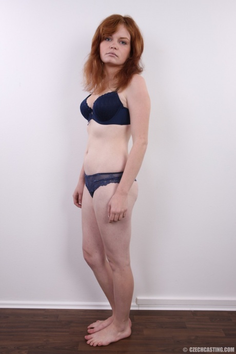 Разорившаяся рыжая прибегает к тому, чтобы раздеться, чтобы заплатить за квартиру 7