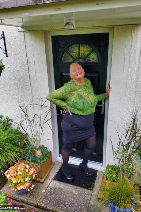 Коротко стриженная Нэн Валгасмик обнажает свои трусики под юбкой в чулках 8