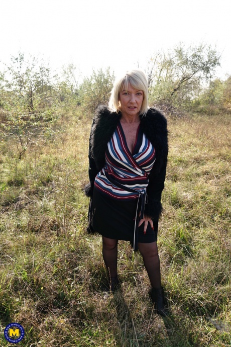 Зрелая блондинка съедает банан перед групповухой в сельской местности 4