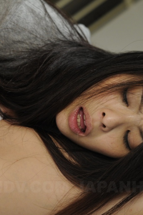 Японскую девушку принуждают к лесбийскому сексу со своими партнерами по тюремной камере 13