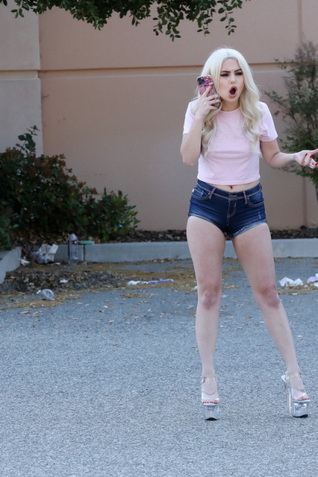 Блондинку Арию Бэнкс трахают хорошо подвешенные черные парни 1