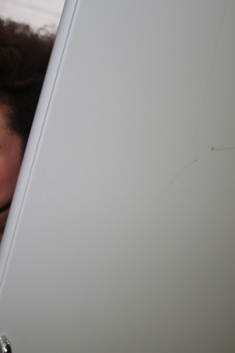 Горячая негритянка Айви Сурвуд с огромными голыми сосками сосет и трахается в ванной 2