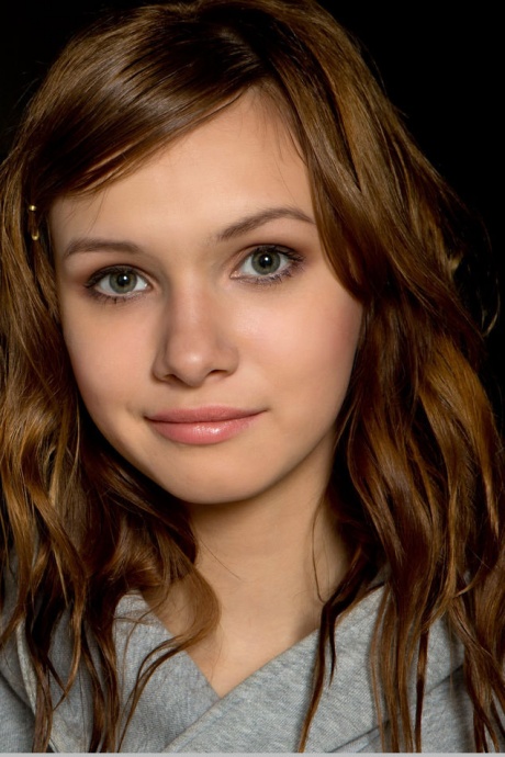 Симпатичная рыжеволосая девушка с крошечными сиськами раздвигает очень сексуальные ножки и горячую попку 10