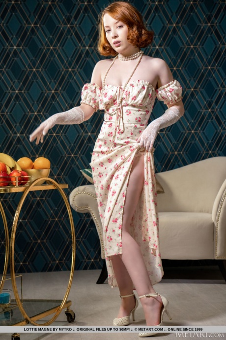 Молодая рыжеволосая Лотти Магне соблазнительно обнажает свои красивые сиськи и попку 2