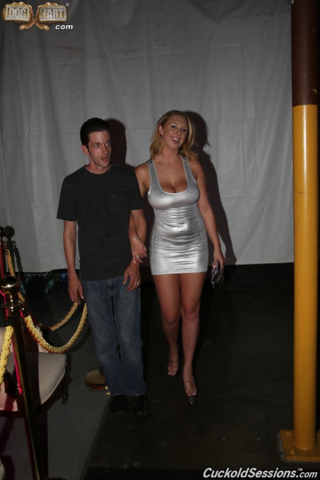 Горячая жена Брук Уайлд трахается с целой комнатой чернокожих мужчин, в то время как ее рогоносец наблюдает за этим 1