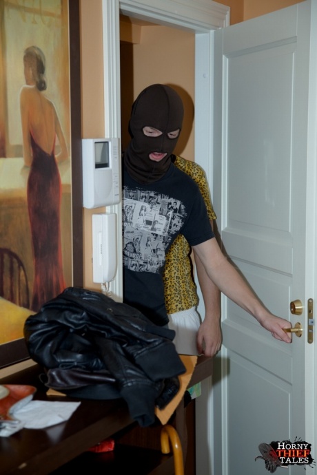 Молодую блондинку принуждают к сексу домашние захватчики в лыжных масках 1