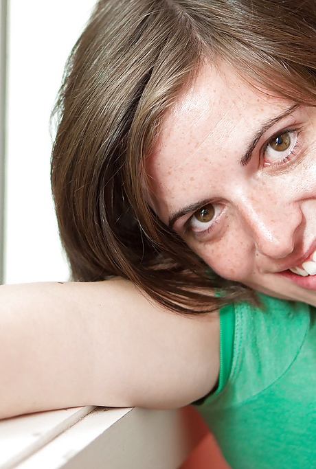 Неопытная Леона демонстрирует свои натуральные сиськи и волосатую вагину 1